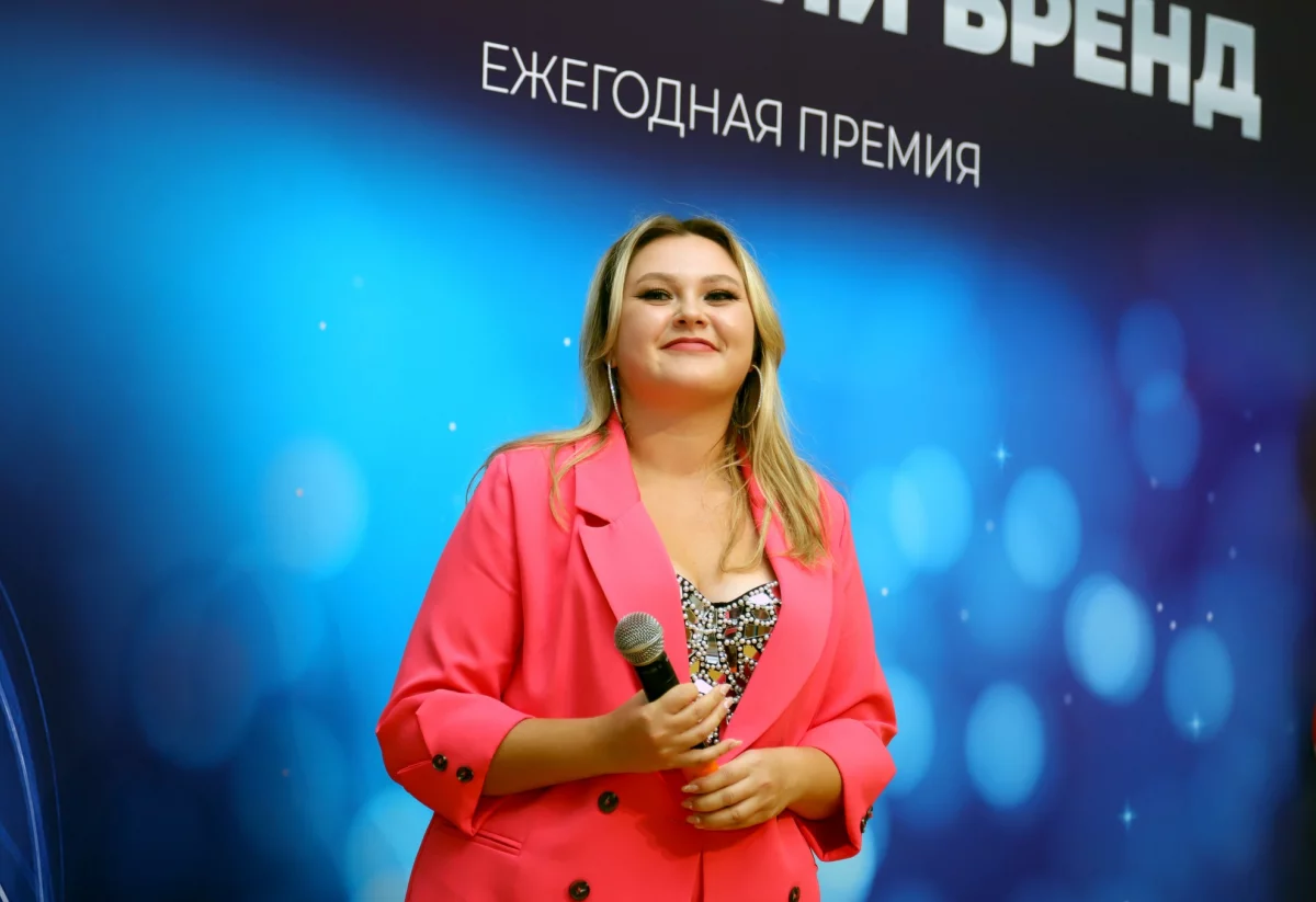 В перерывах между вручением призов в номинациях перед гостями выступила лауреат многих вокальных конкурсов, известная калужская певица Елизавета Слышкина.