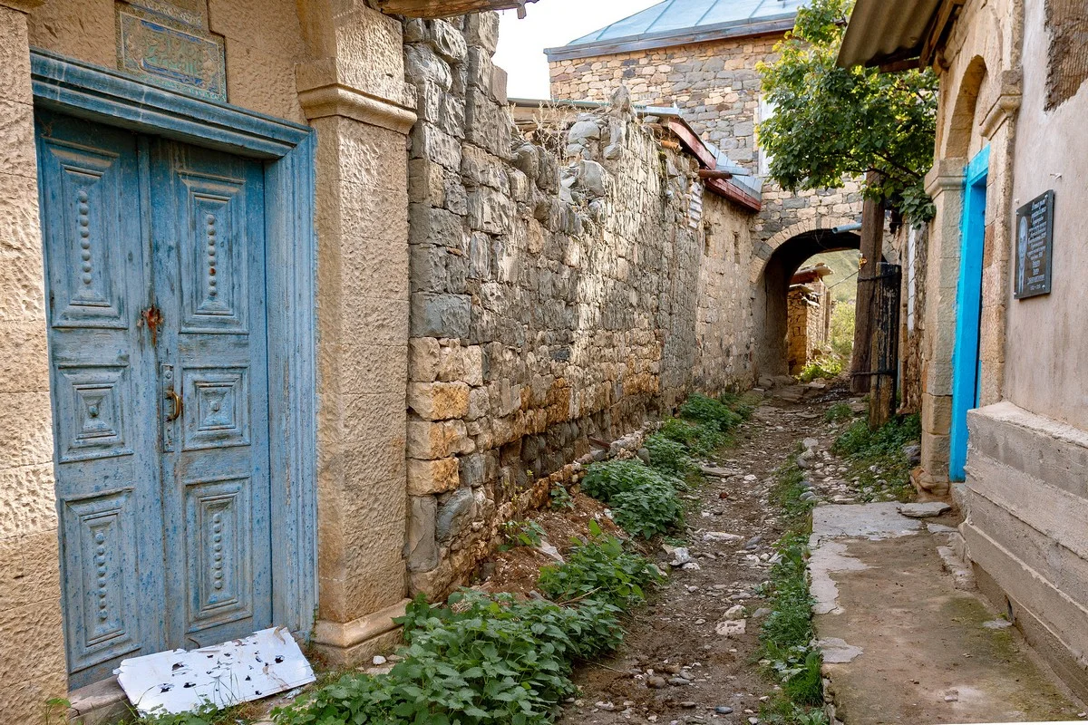 Во многих домах сохранились каменные заборы и стены.