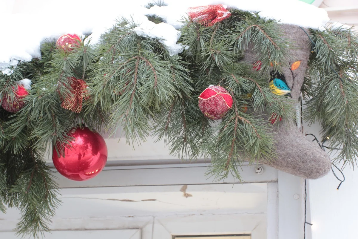 Валенки над входом в магазин на ул. Театральной. 