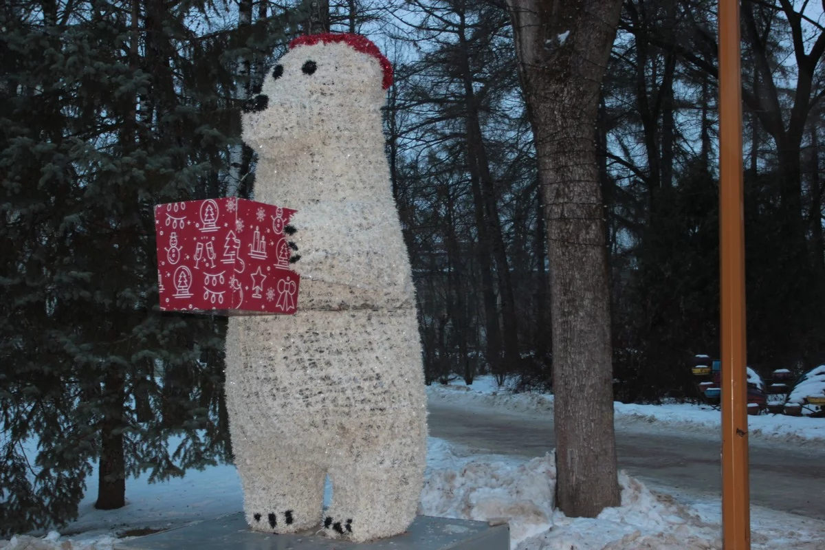Светящиеся фигуры, как и в прошлом году, стоят в парке. 