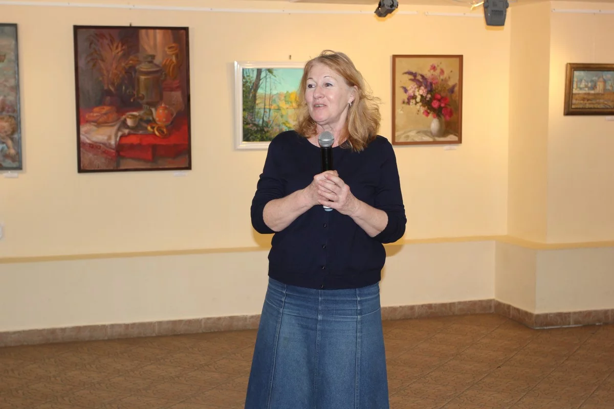 Елена Белова 40 лет работает в художественной школе. 