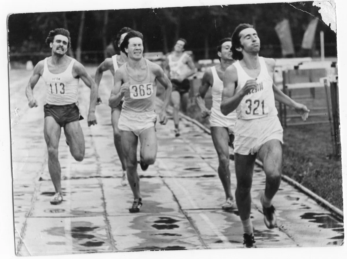 3 июля 1981 года, город Курган. Финиш на дистанции 800 метров Аркадий Шишкин под номером 321.