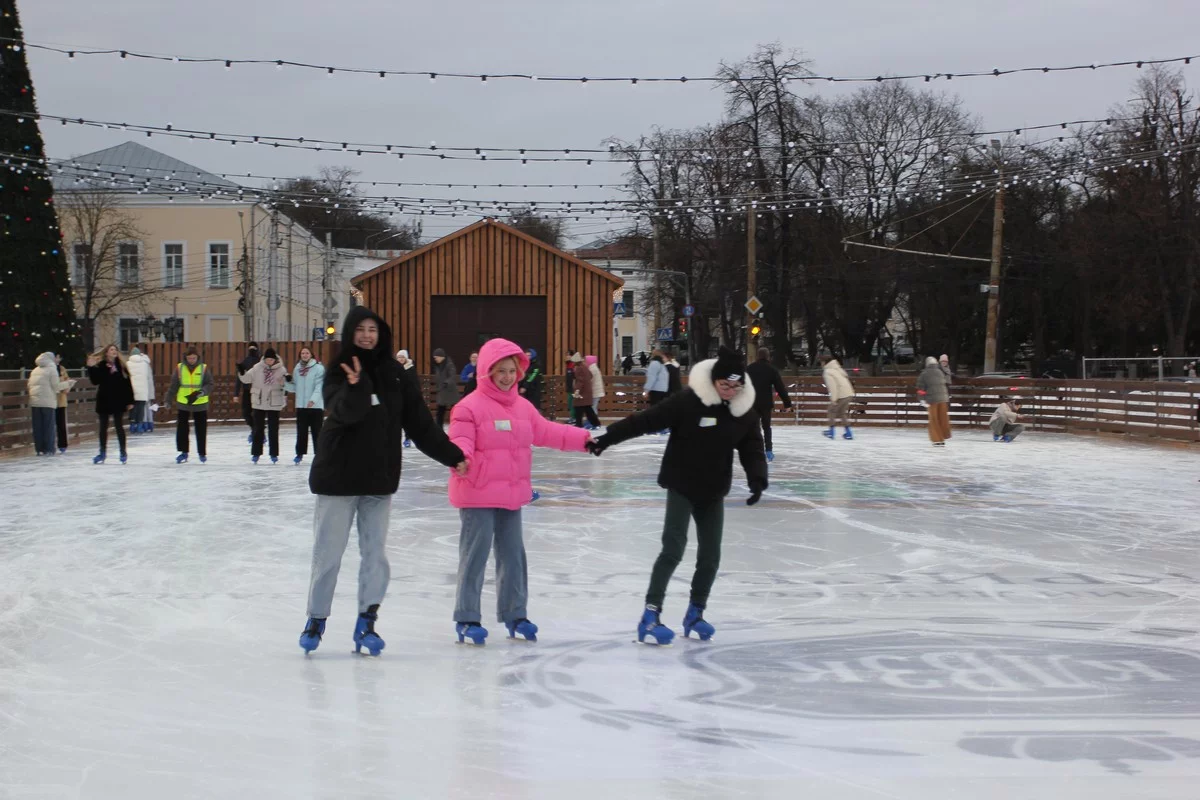 До конкурсов – разминка на льду, потом – свободное катание. 