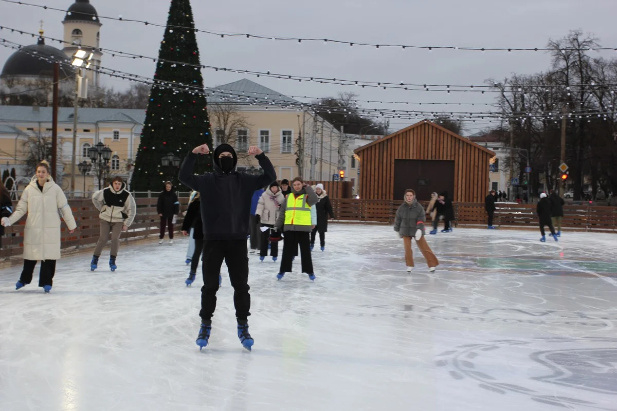 Капитан команды Калужского колледжа народного хозяйства Роман готов померяться силами на льду.