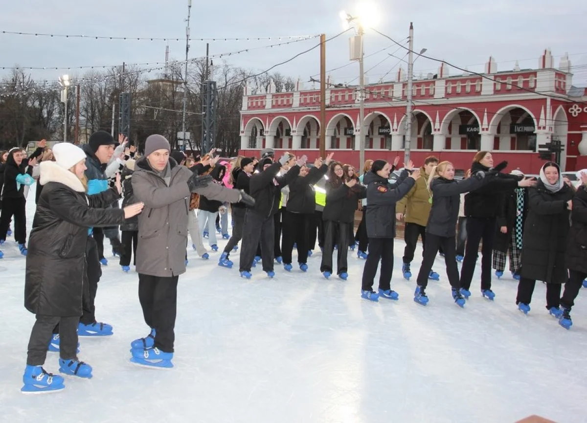 Нужно было повторить движения за ведущим.