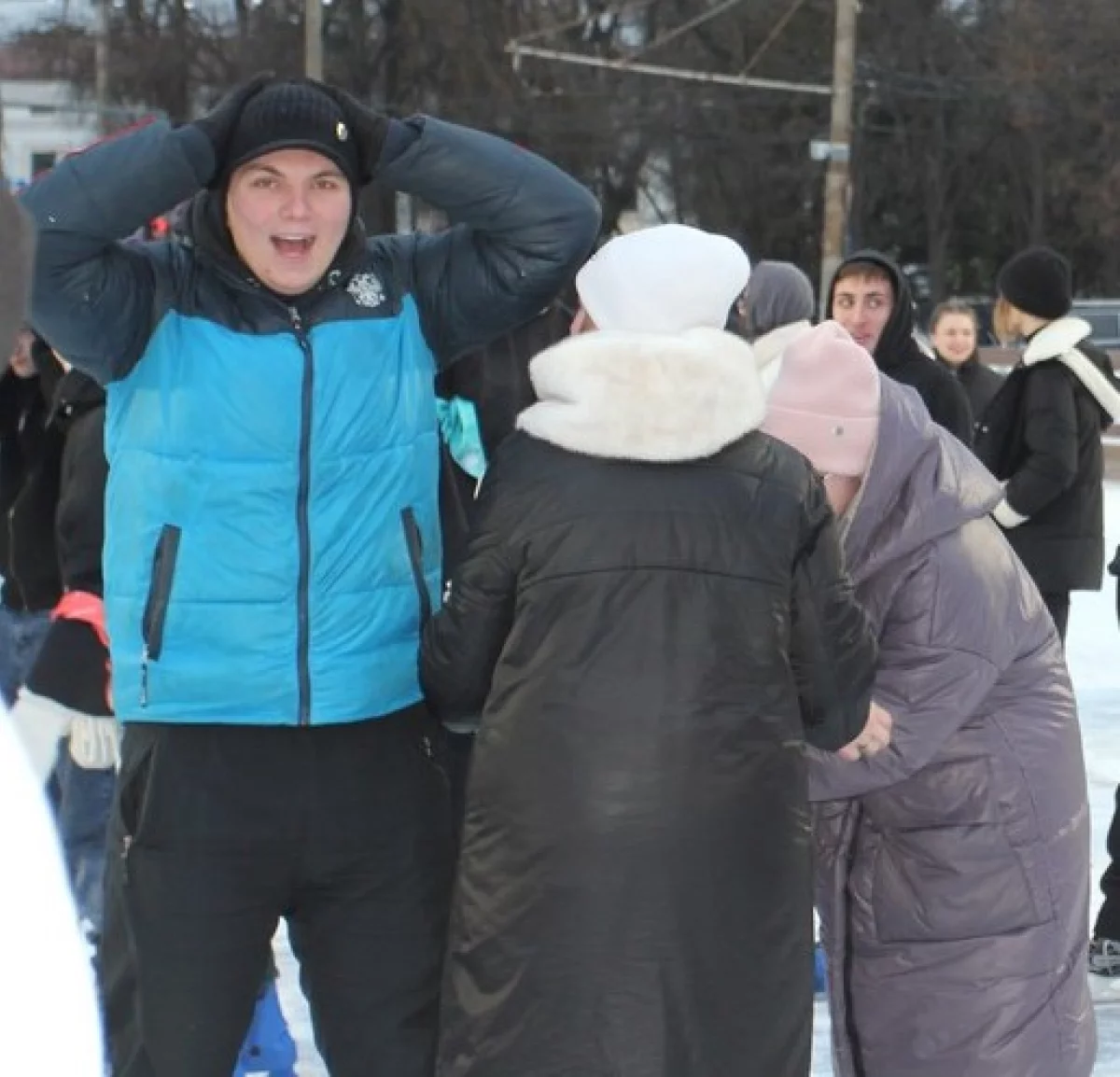 Надо было изобразить сценку из студенческой жизни: если преподаватель обещал поставить зачет автоматом, а потом вдруг выложил билеты.  