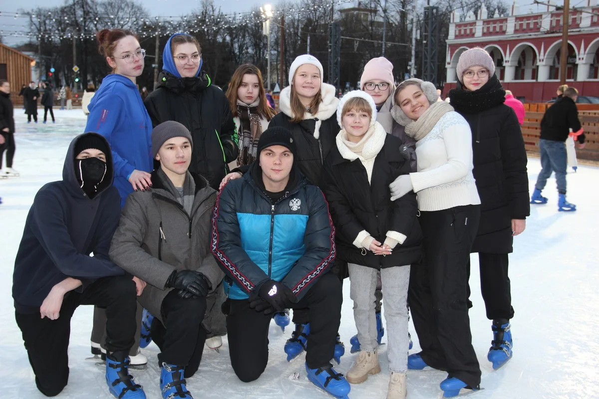 Дружная команда Калужского колледжа народного хозяйства. Ребята рассказали, что у них уже началась учеба, сессия и каникулы позади.