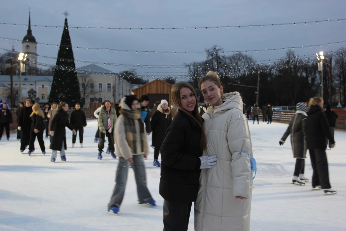 Анастасия и Кира – студентки 1 курса Калужского коммунально-строительного техникума.  - Сессия у нас уже была, мы первый курс, нам ставили по текущим оценкам. Каникулы провели супер: по разным городам ездили. 