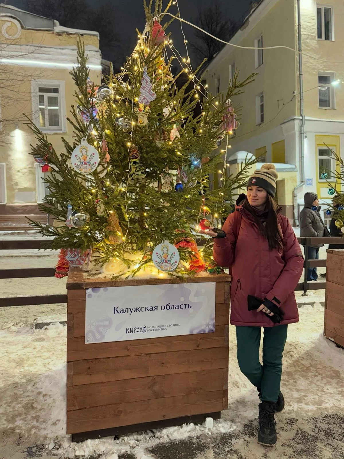 Калужскую ёлку нарядили в народном стиле. 