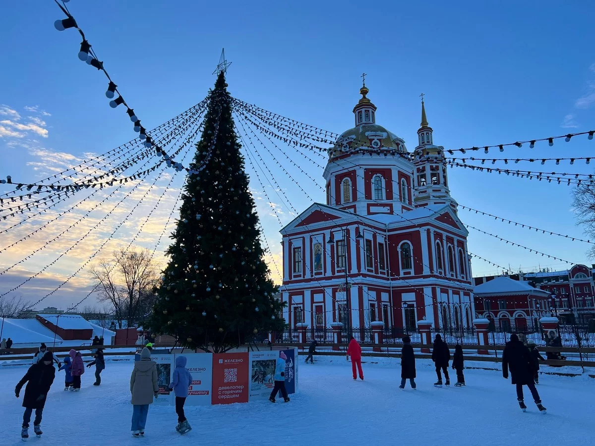 На картке красиво и днем, и вечером.
