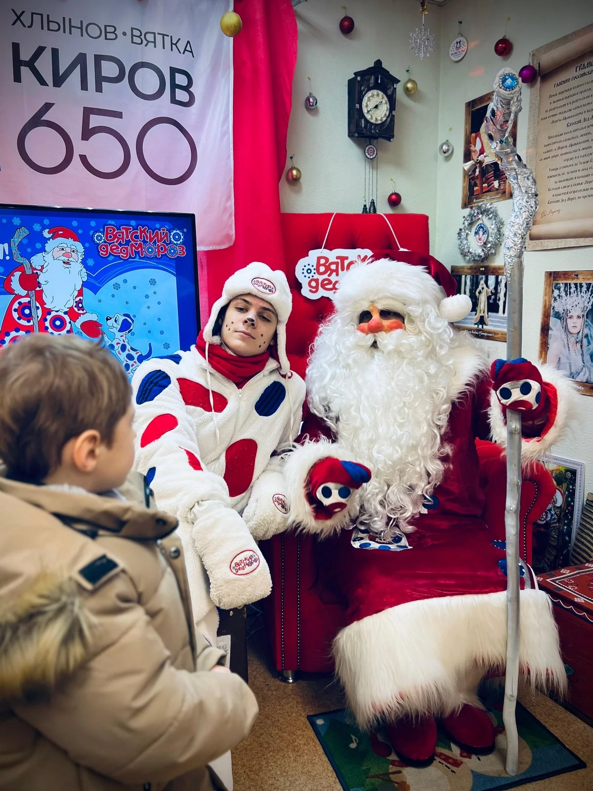 Дед Мороз принимал гостей всего час в день.