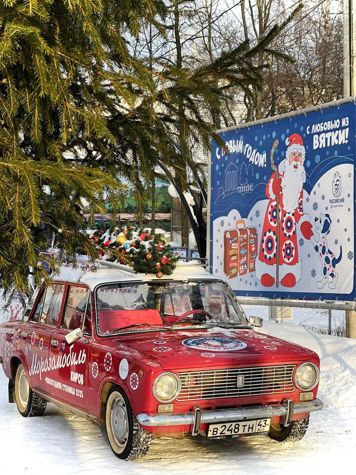В Кирове Дед Мороз ездит вот на таком морозомобиле.