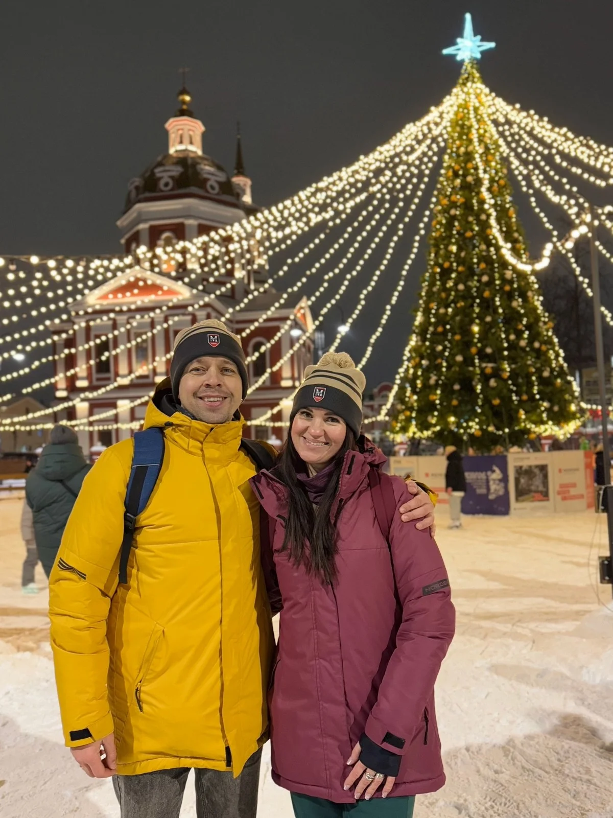 Алексей и Дарья каждый год посещают новогдние столицы.