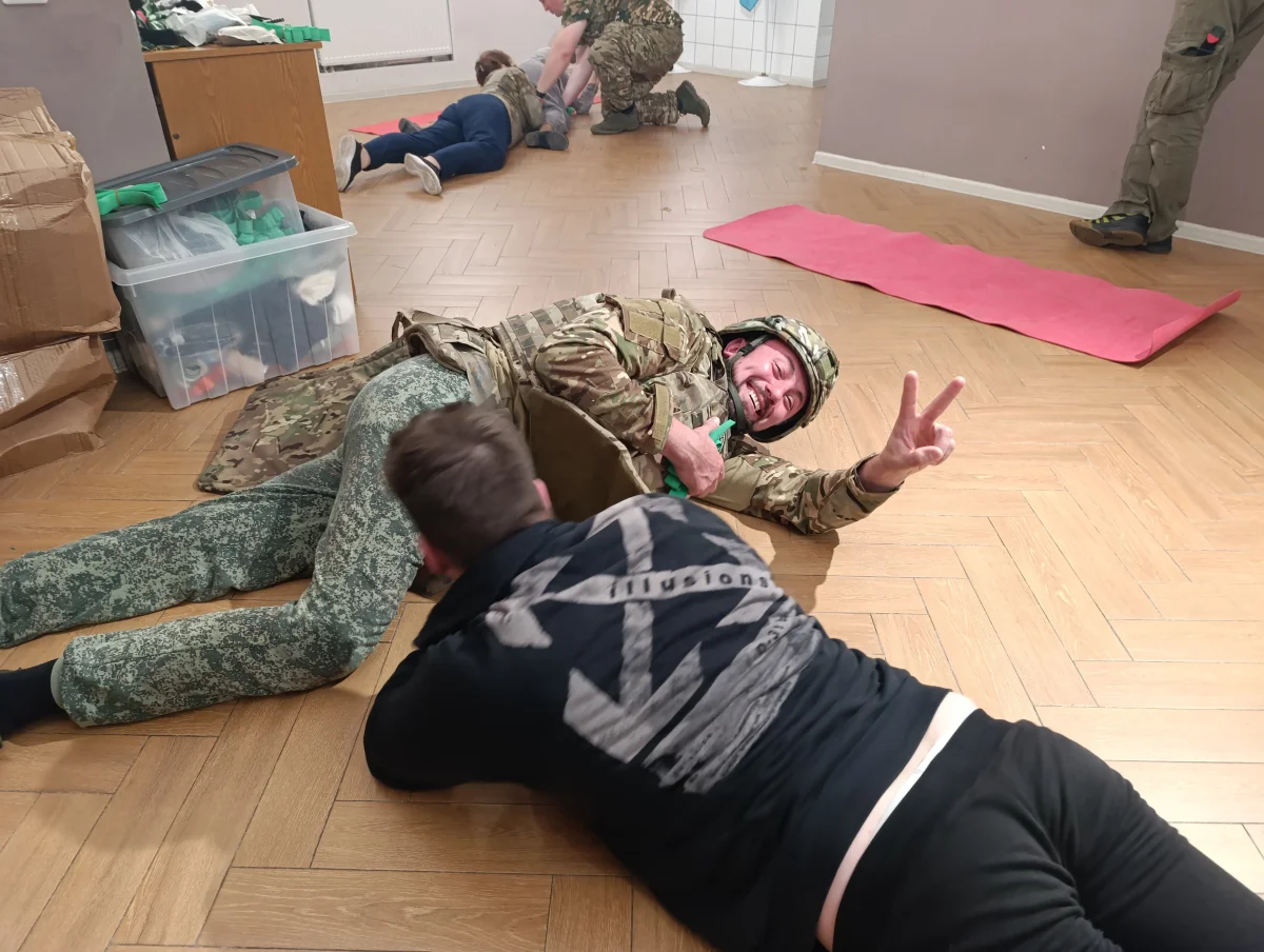 На тренировке по тактической медицине.