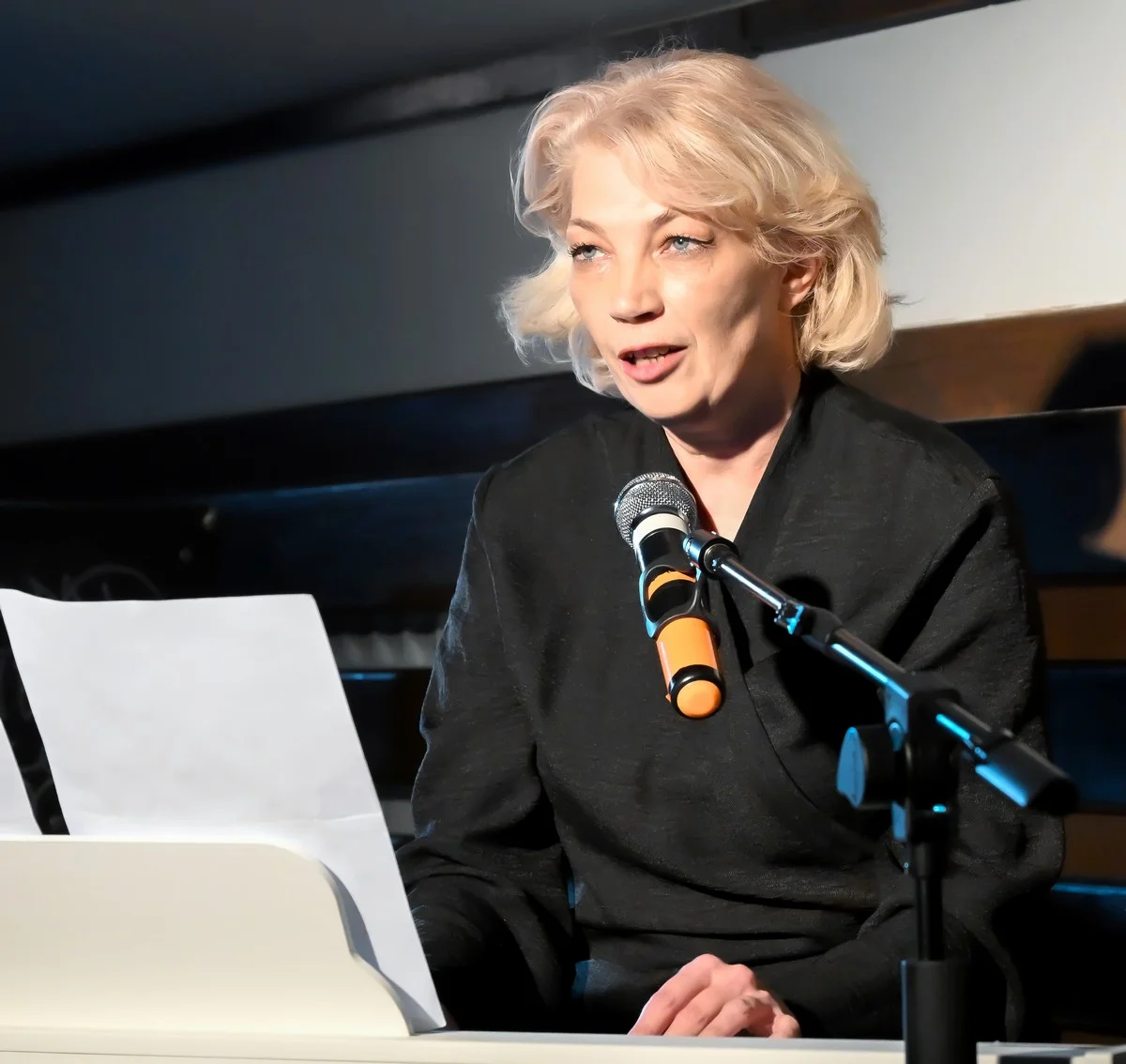 В спектакле много музыки. 