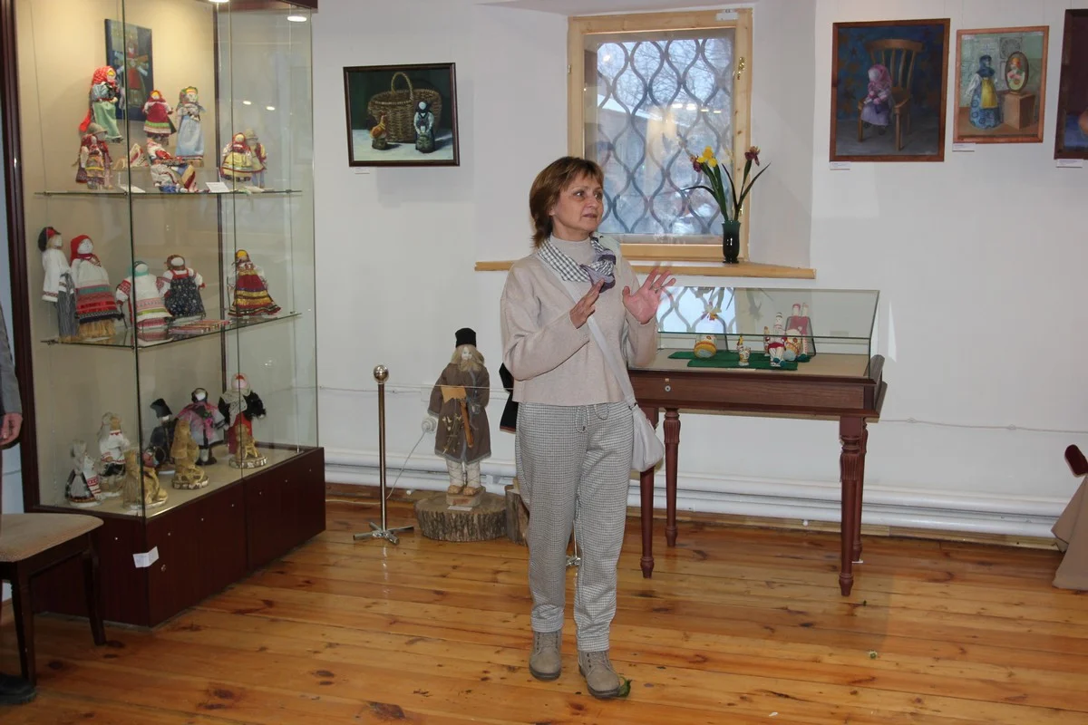 Людмила Рощина - профи и в лаковой миниатюре. и в куклах.