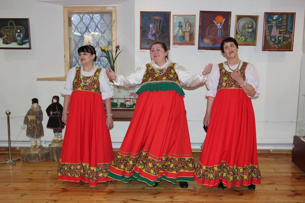 Трио «Калинка» с песней «Вьюн над водой». 