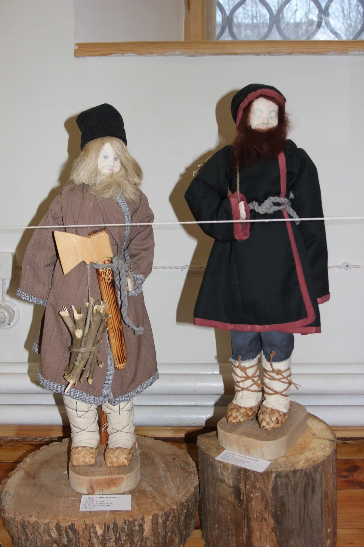 «Парни в зимних костюмах», работа народного мастера РФ Раисы Головачёвой.