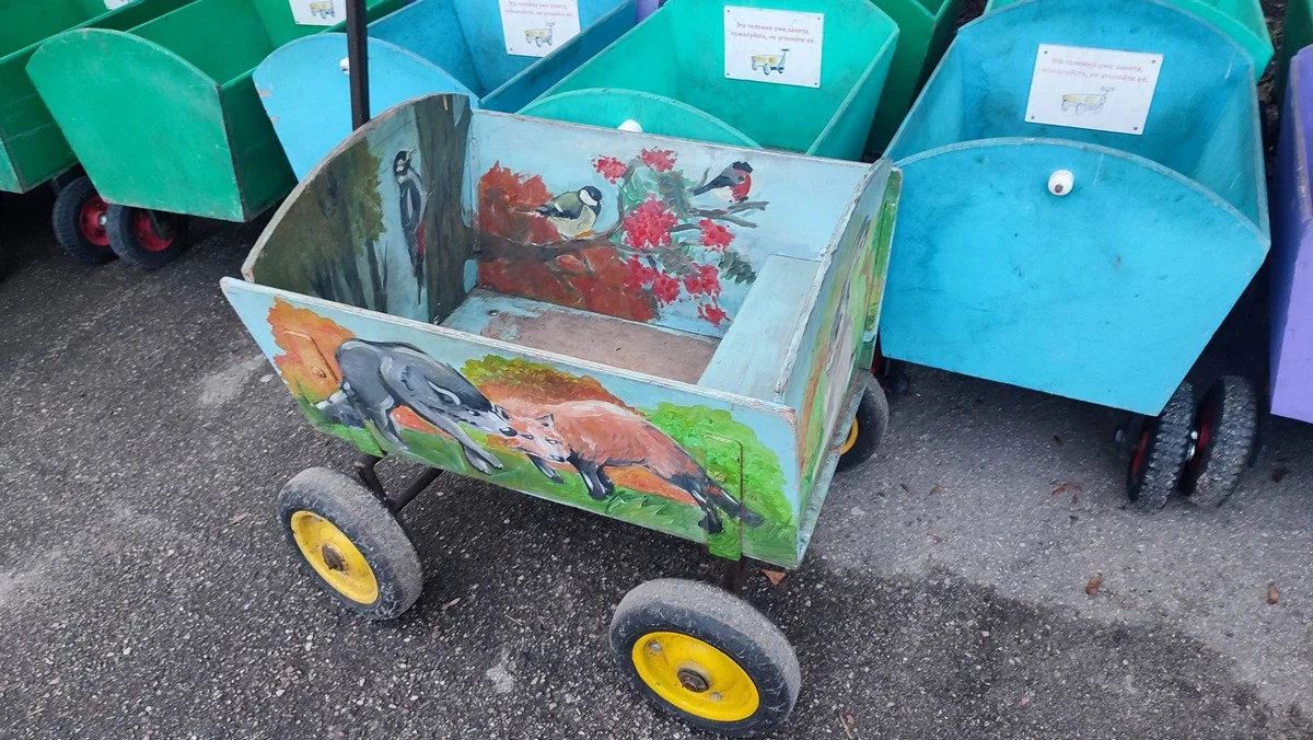 Детей моджно катать по зоопарку на таких тележках.