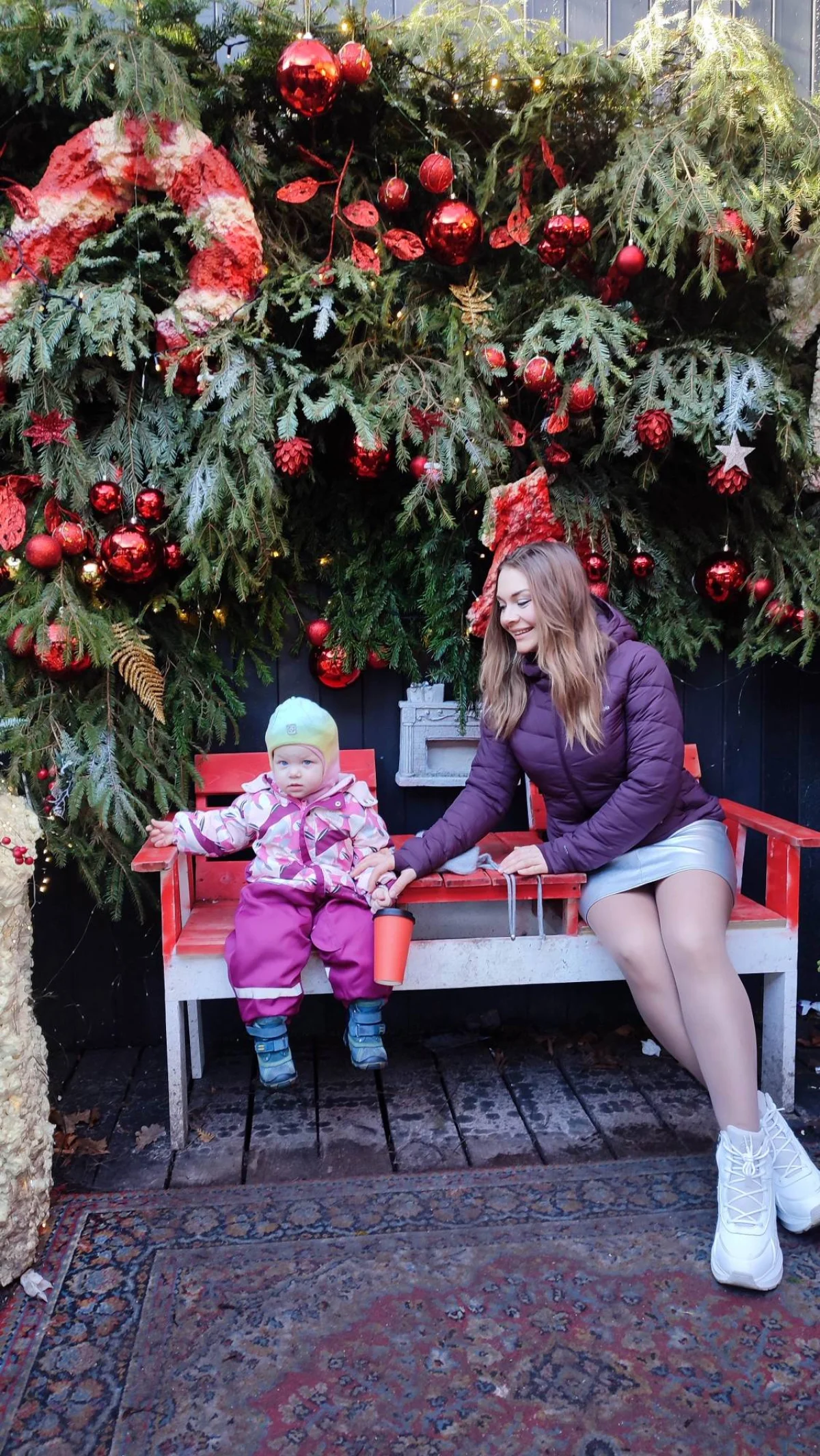 Ирина и Василиса успели пофоторгафироваться в новогодних локациях.