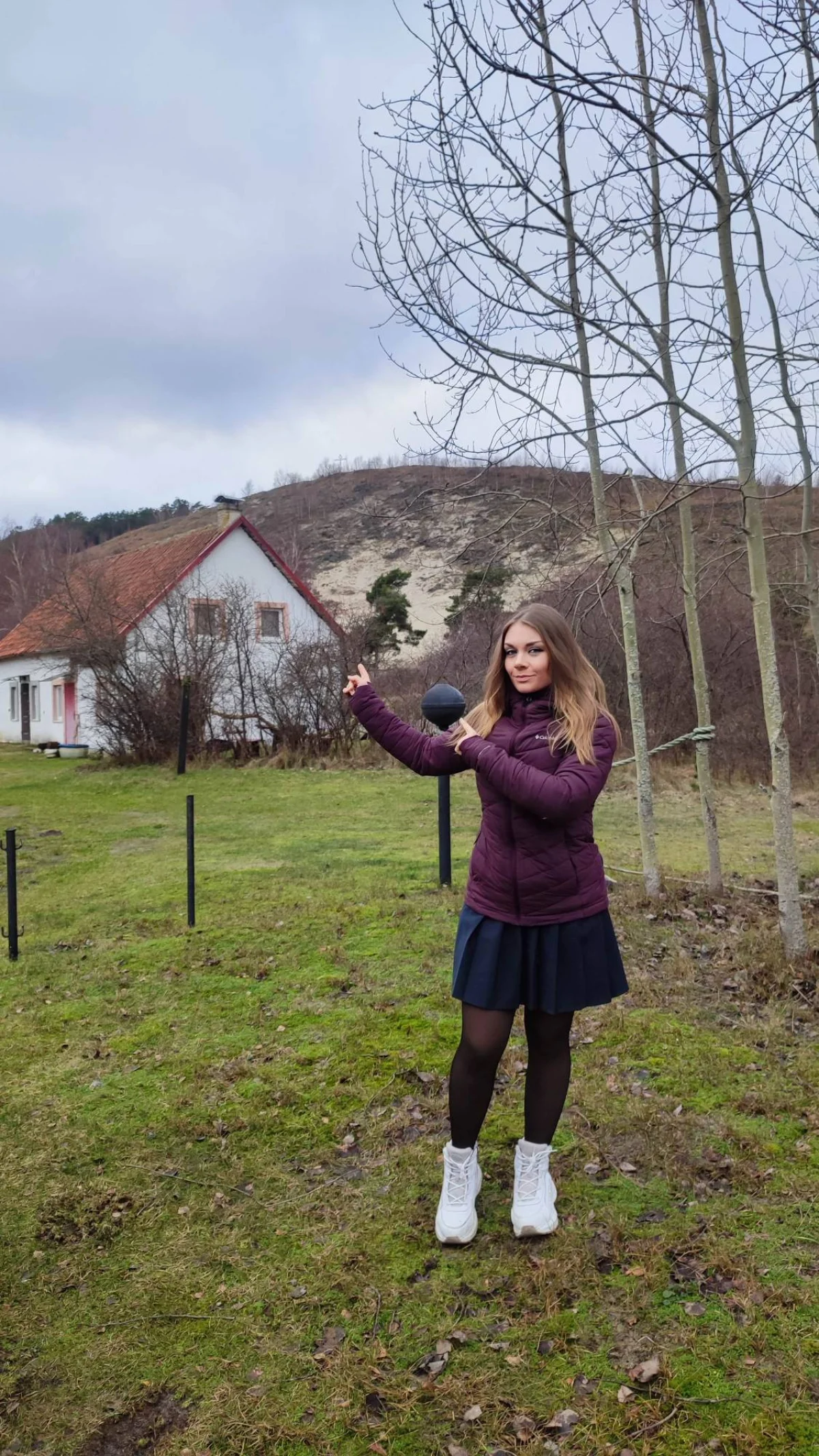 Искусственная дюна нависает над поселком.