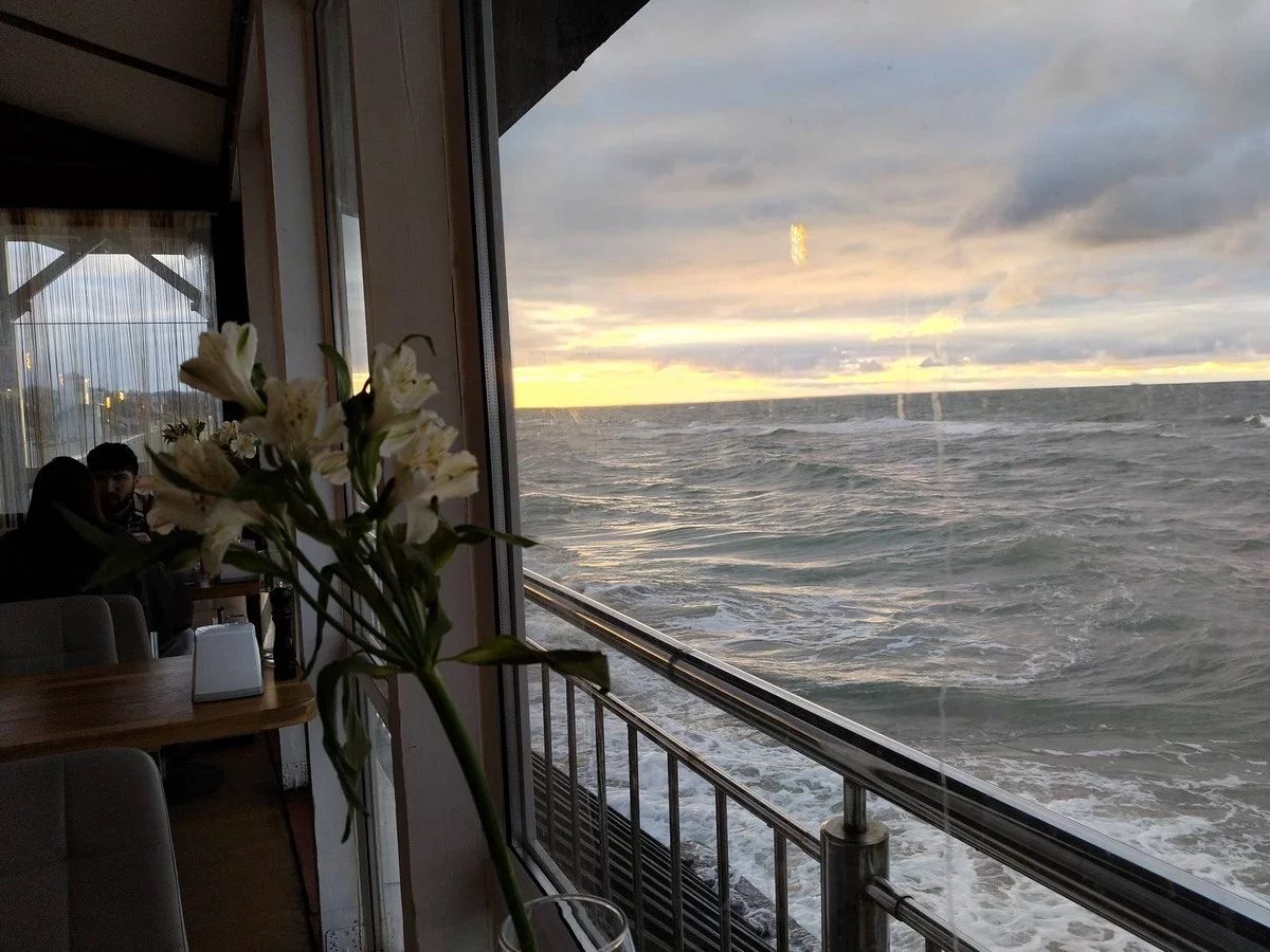 Наблюдать за морем можно из кафе.