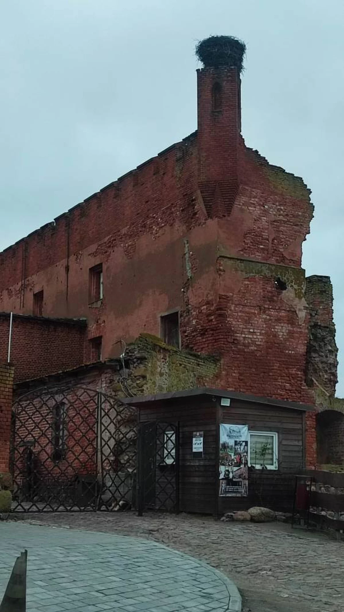 Таких рыцарских замков сохранилось очень мало.  