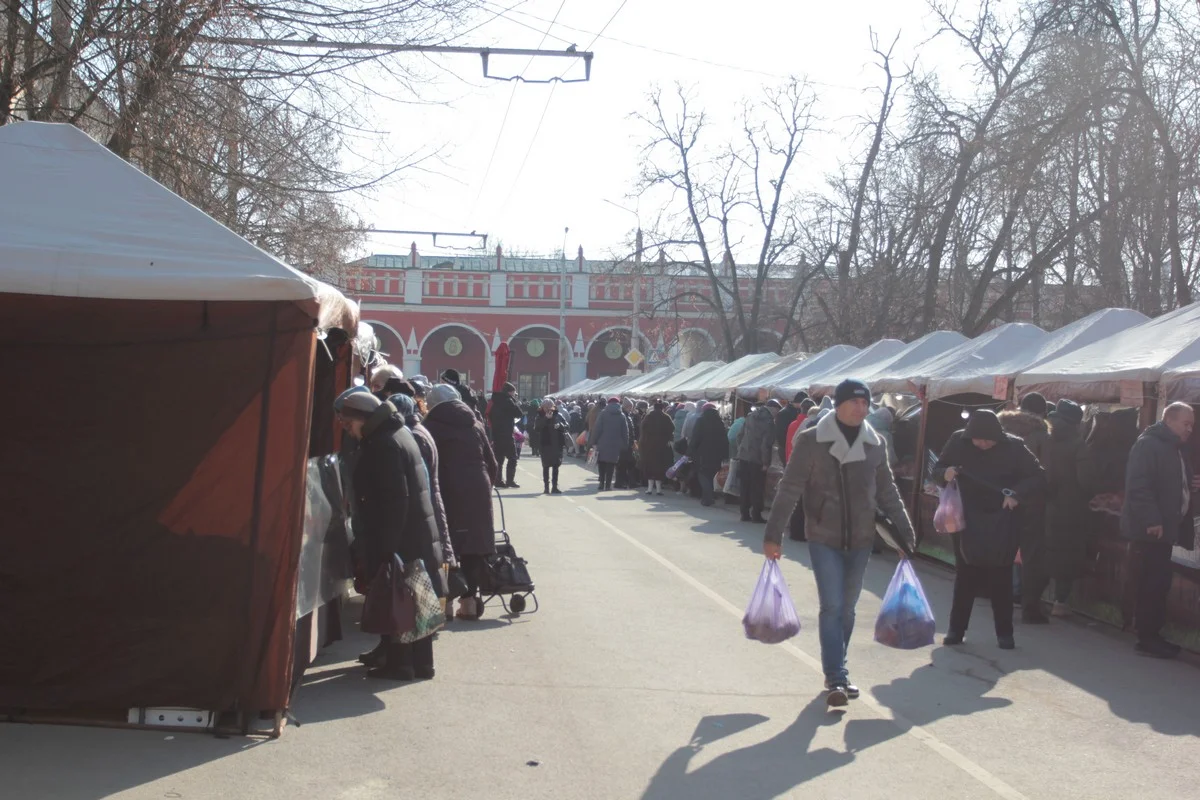 На пл. Старый Торг с утра очереди.