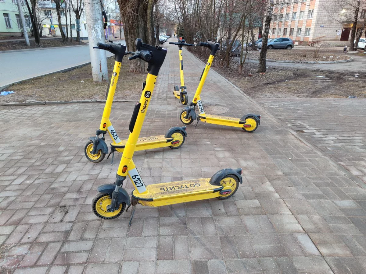 Местами самокаты уже перекрывают тротуар.