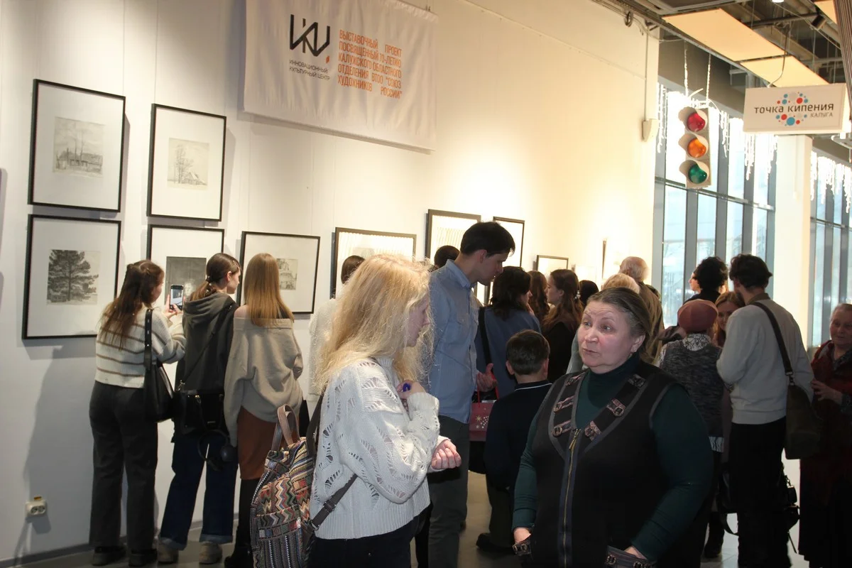 После официальной части гости вернисажа долго не расходились.