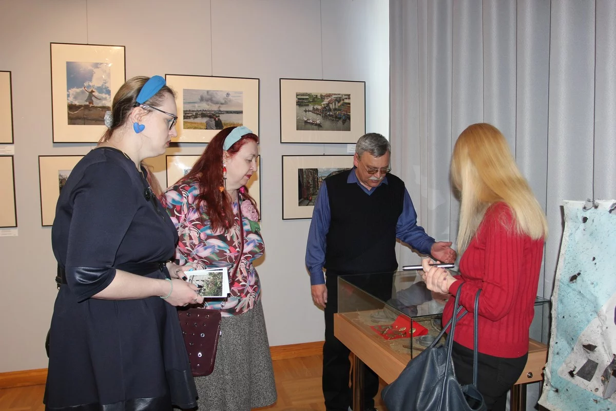 Евгений Жиляев показывает артефакты, которые привез из зоны СВО.  