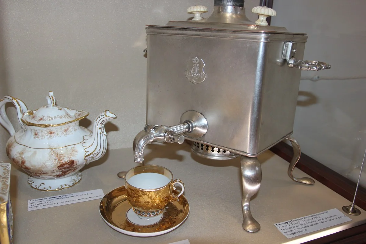 Дорожный самовар, Тула, вторая половина ХVII века. Медный сплав, белый металл, кость, литье.