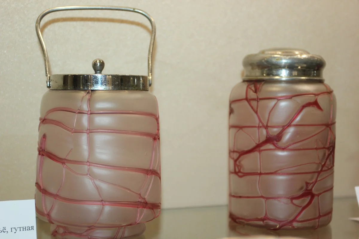 Посуда начала ХХ века, Россия, гутная техника. Матовое стекло с розовыми нитями, которые специально выдували. 