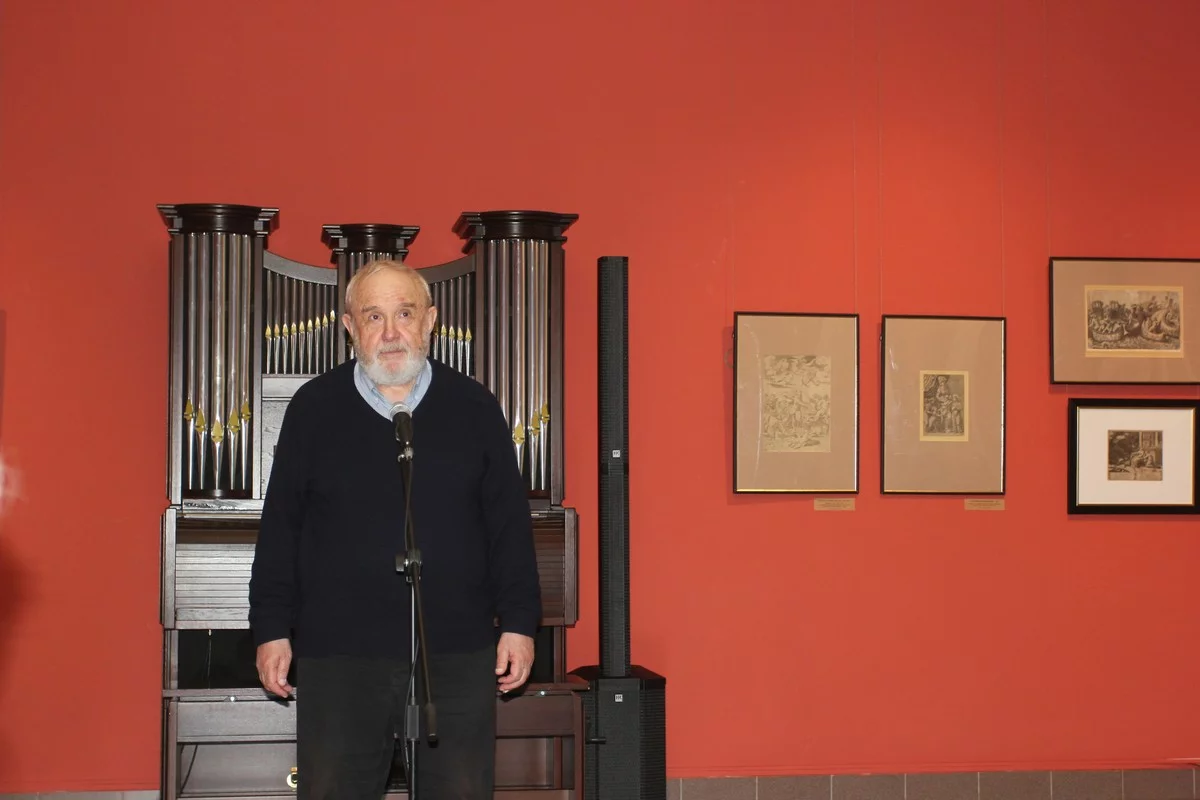 Юрий Шестаков большую часть свеой жизни собирает гравюры старых мастеров.