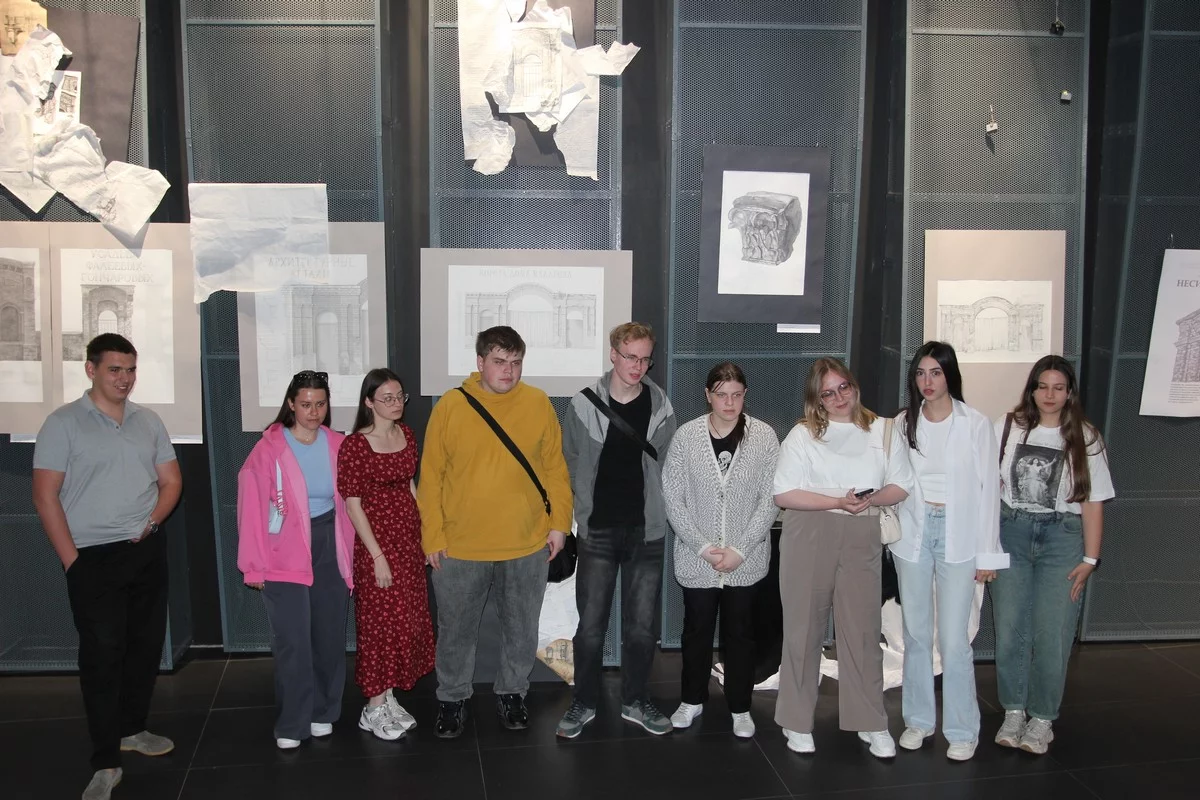 Студенты-архитекторы возле своего проекта. 