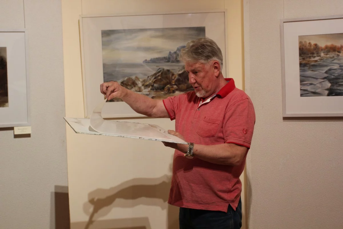 Сначала надо намочить лист. 