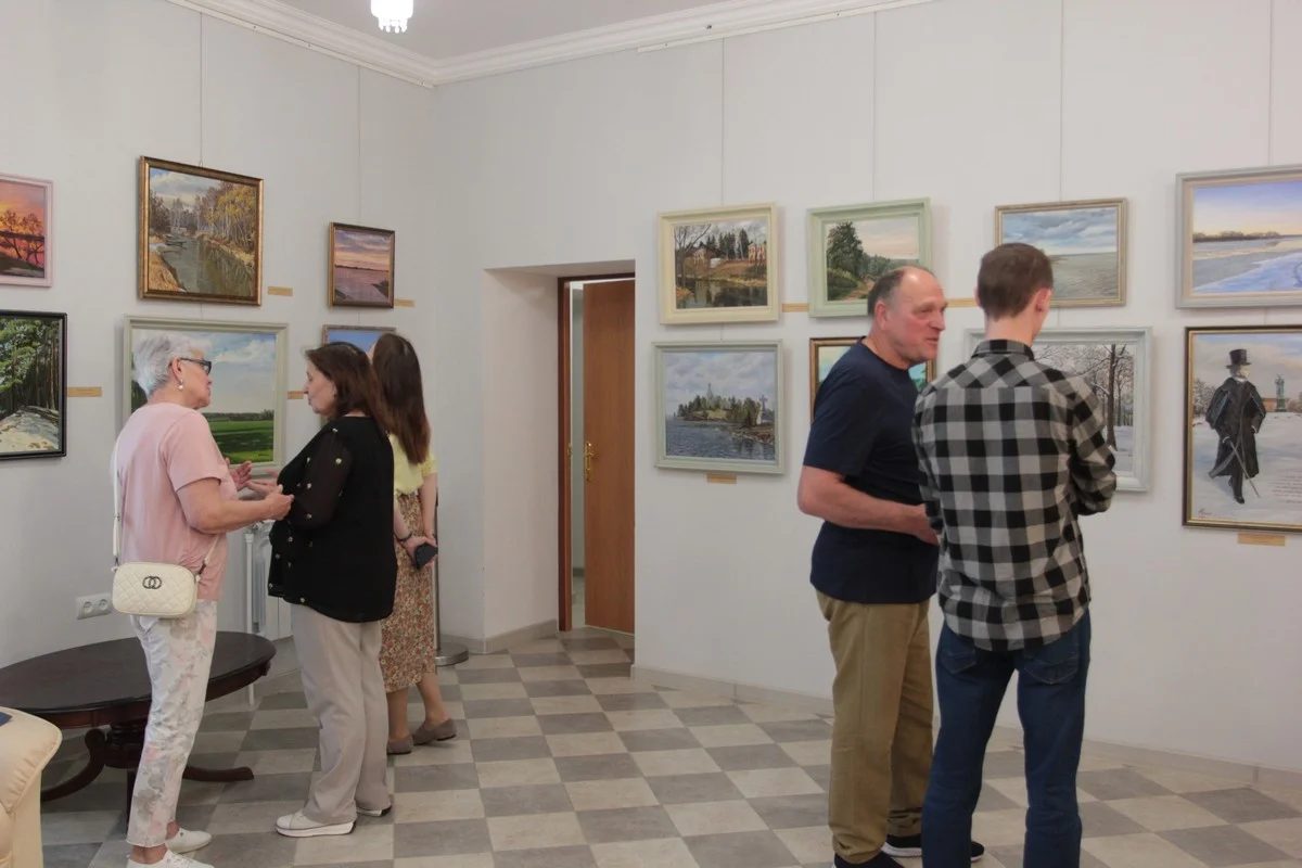 на веринисаже художник много общался с пришедшими зрителями. 