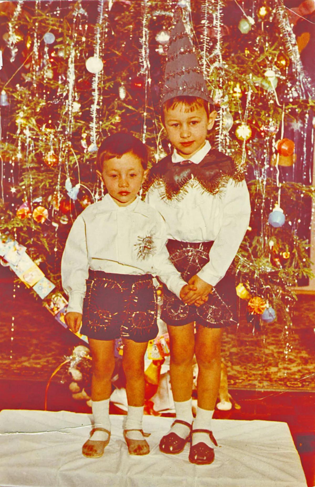 Дмитрий с братом на новогоднем празднике у отца на заводе.