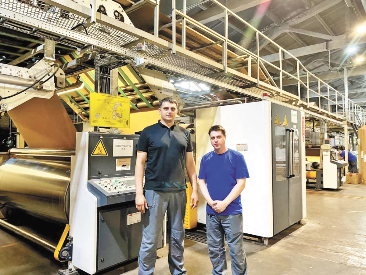 Александр Аниченков, технолог по переработке, и Александр Пантюхин, машинист гофрировального агрегата 6-го разряда.