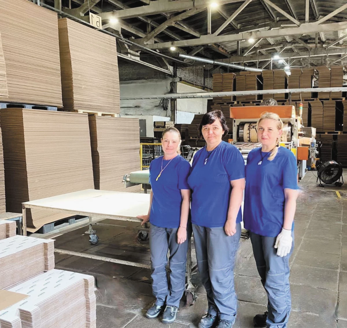 Машинисты высекательного агрегата (слева направо) Марина Гаврюшина, Любовь Комолова, Виктория Акопян.