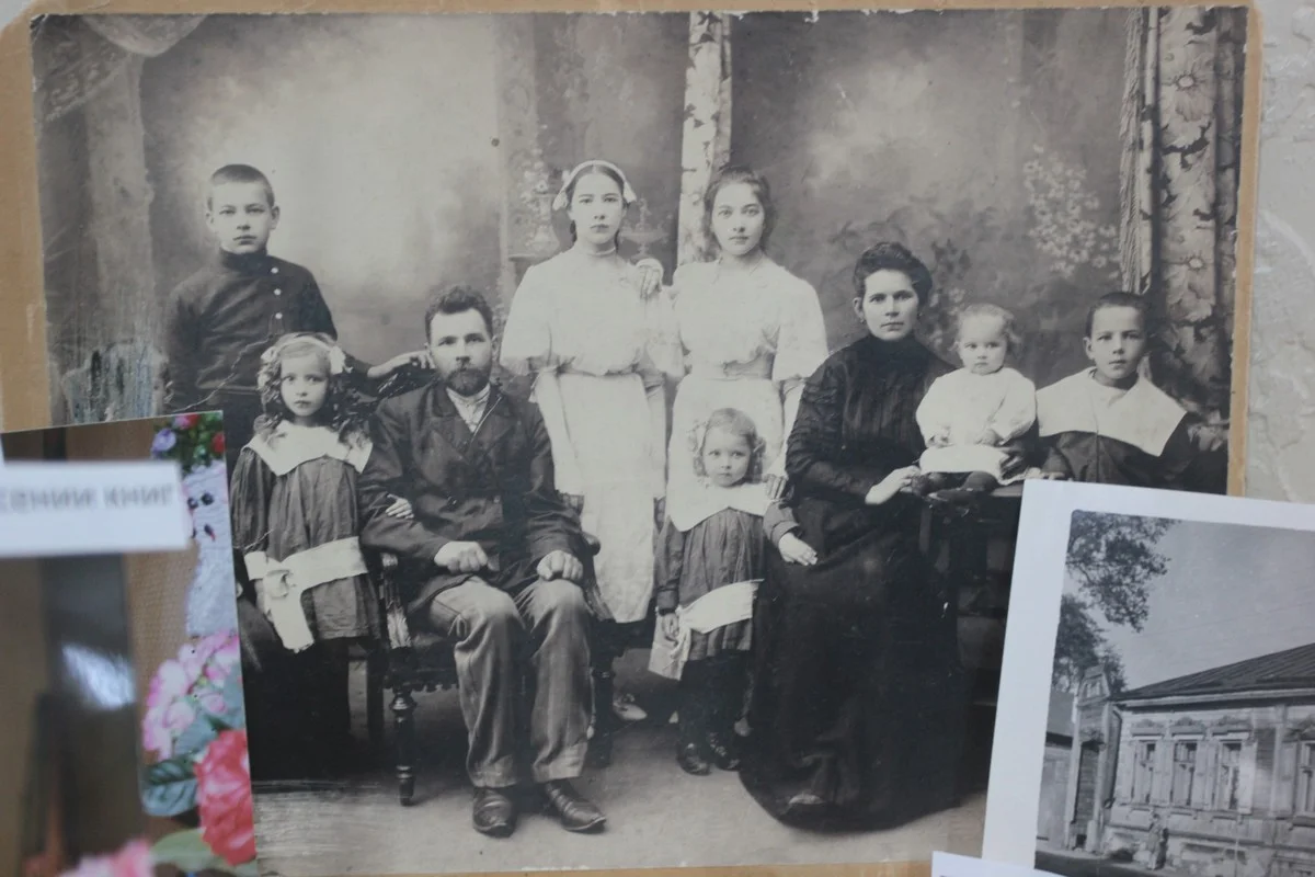 Семья Бушуевых. Надежда крайняя слева.