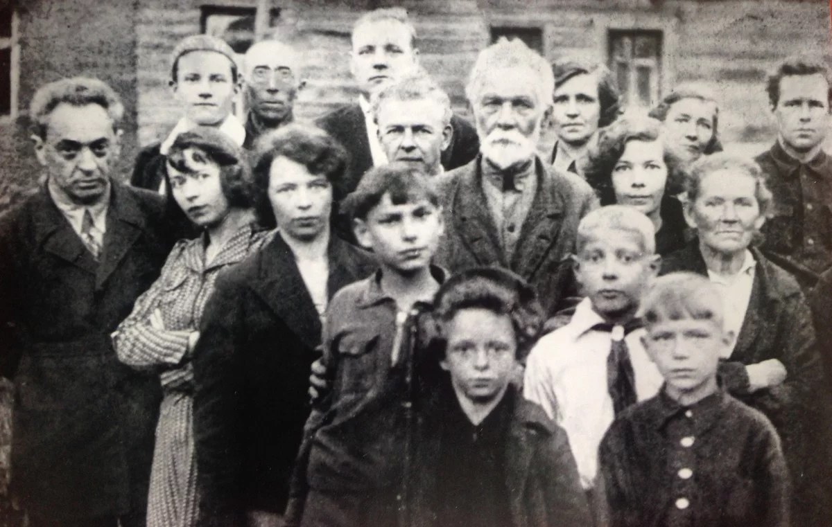 Надежда Бушуева (крайняя слева, со скрещенными на груди руками) с родственниками.