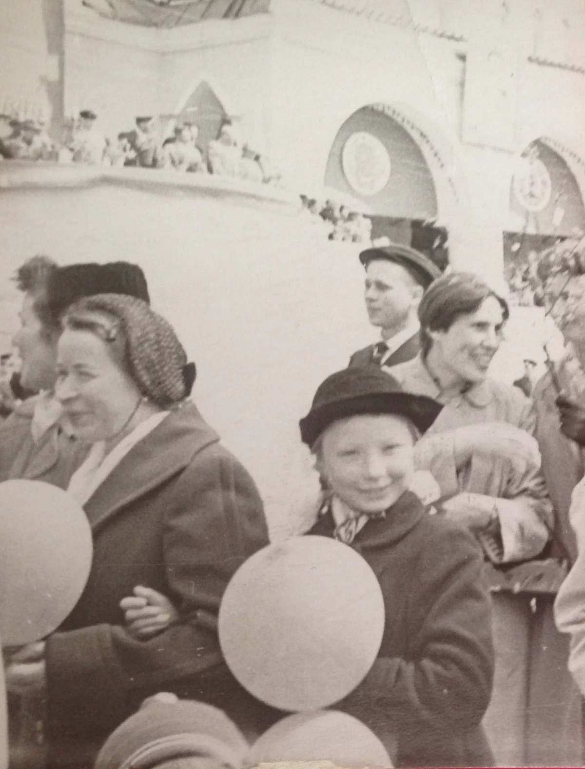 Галина на демонстрации под руку со своей тётей  Надеждой Бушуевой.