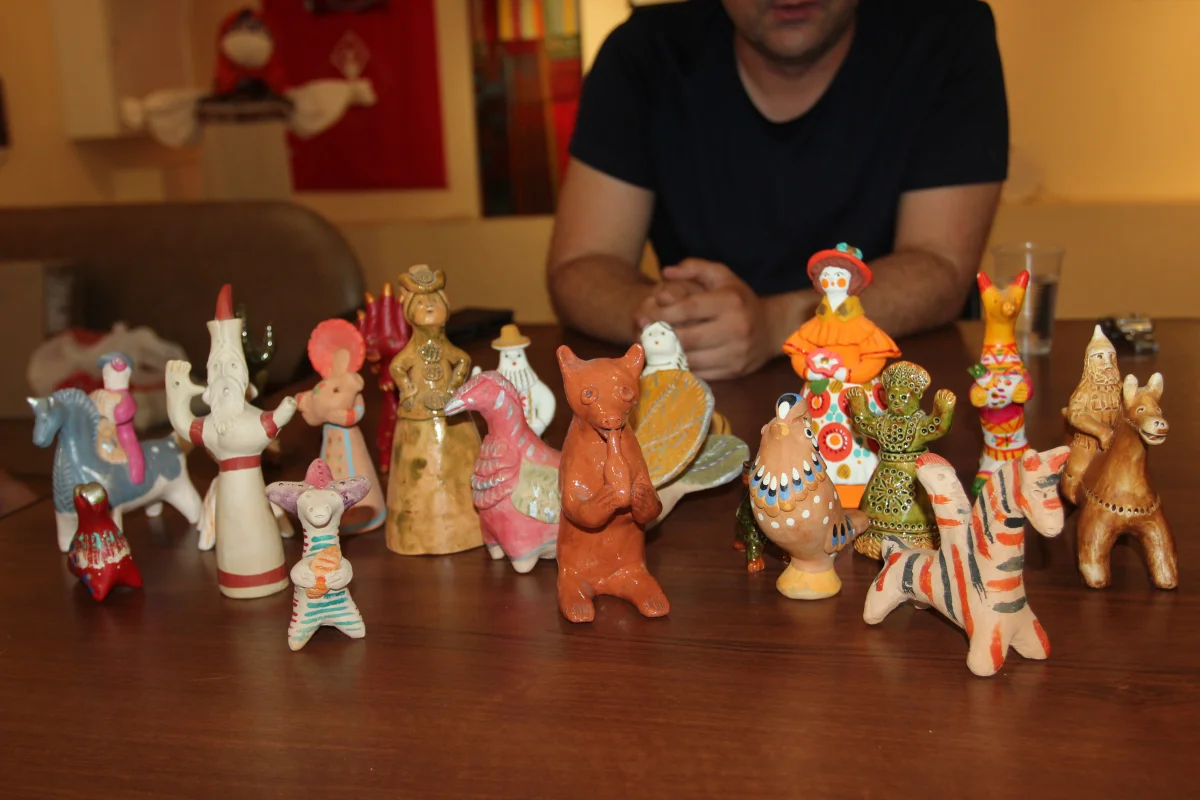 У Вадима большая коллекция глиняных игрушек. Особенно много всадников - раньше это была его любимая тема.   