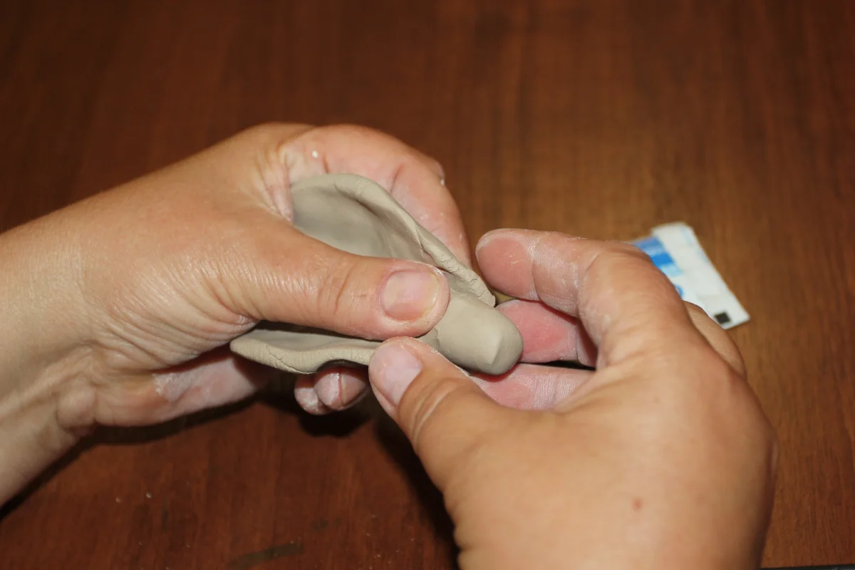 Худневская игрушка состоит из нескольких деталей.