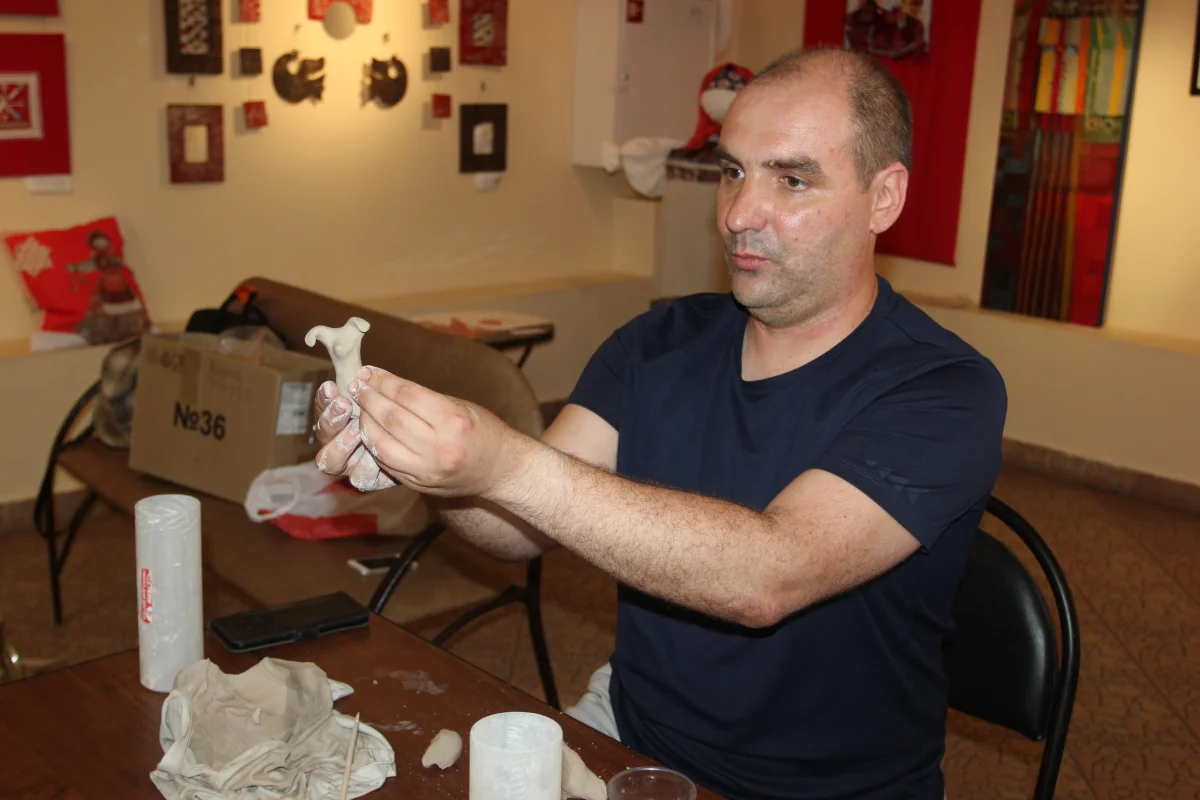 Собачка с мячикм - самый популярный хлудневский сюжет.