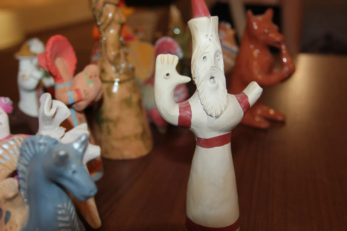 У Распоповских игрушек вместо рук - свисток.  