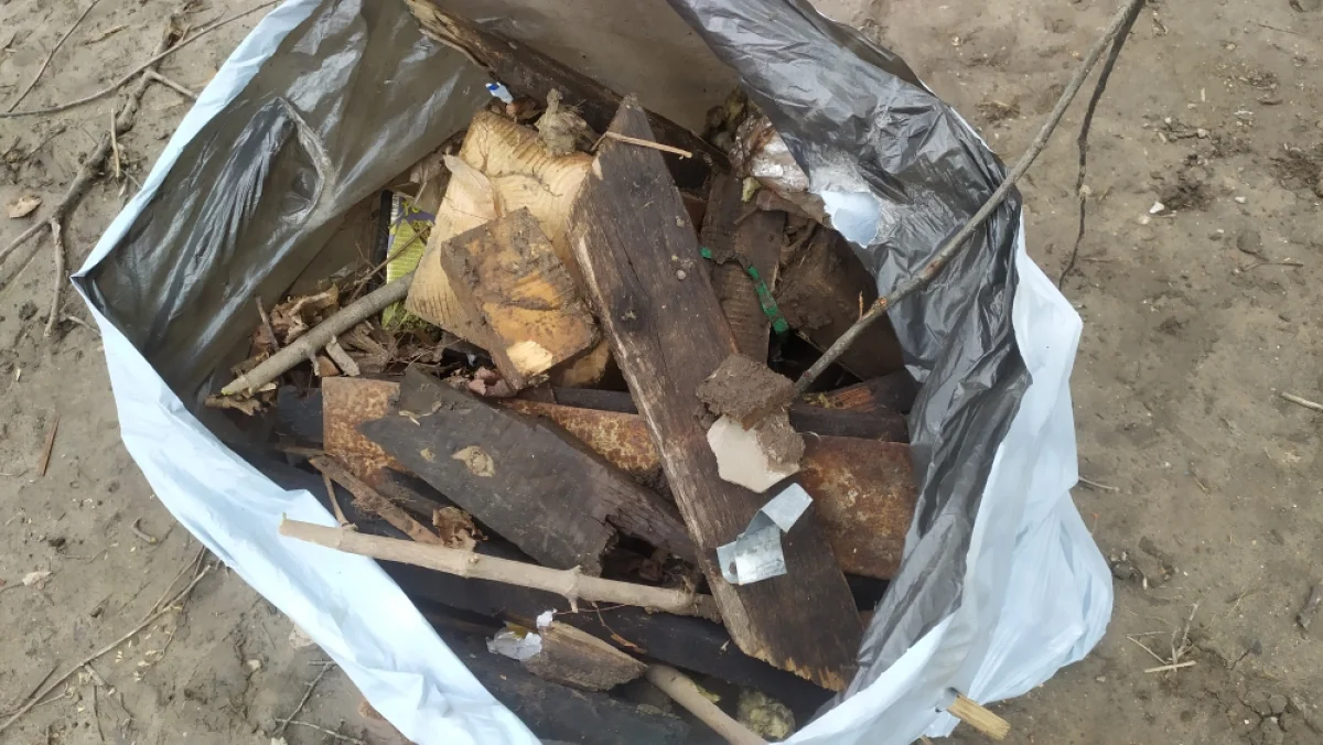 Сначала жители убрали строительный мусор.