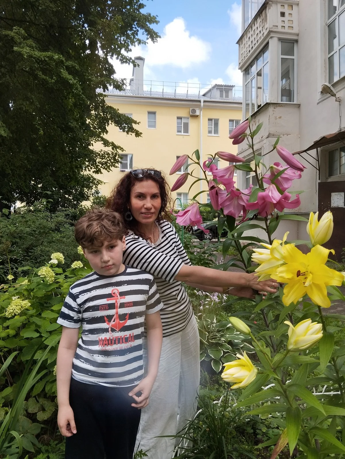 Лилии у Екатерины выше нее ростом.