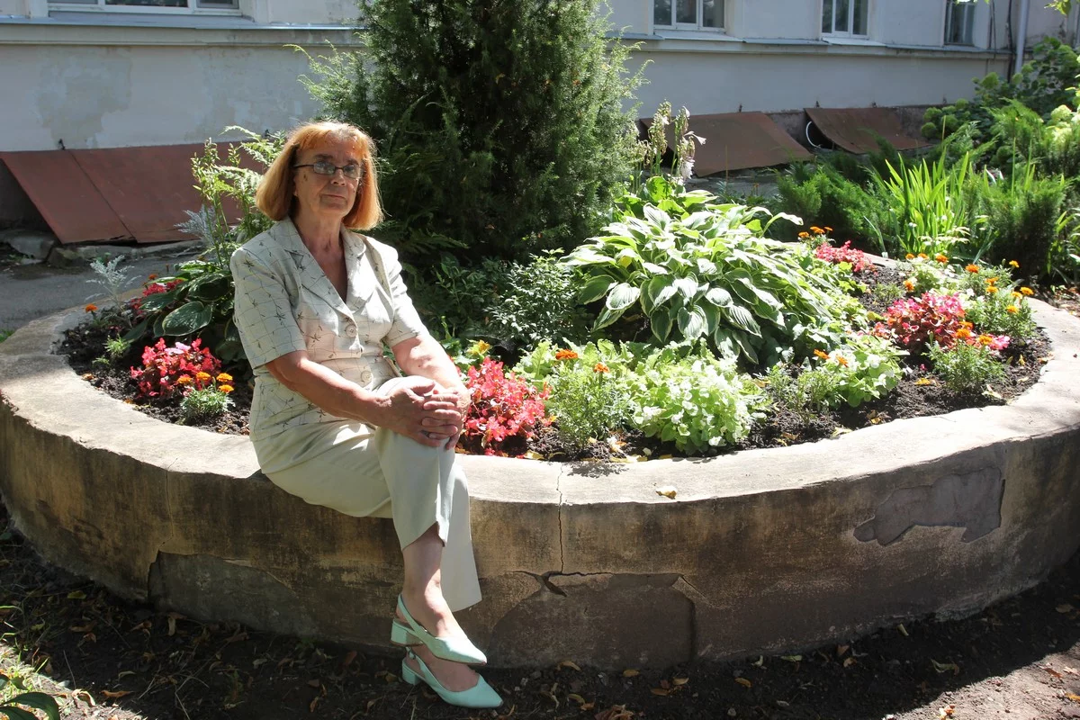 Надежда каждый год подбирает для клумбы новые растения.  